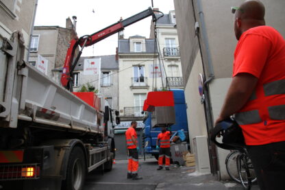 Installation d'un uritrottoir à l'aide d'un camion-grue, rue Dugast-Matifeux à Nantes