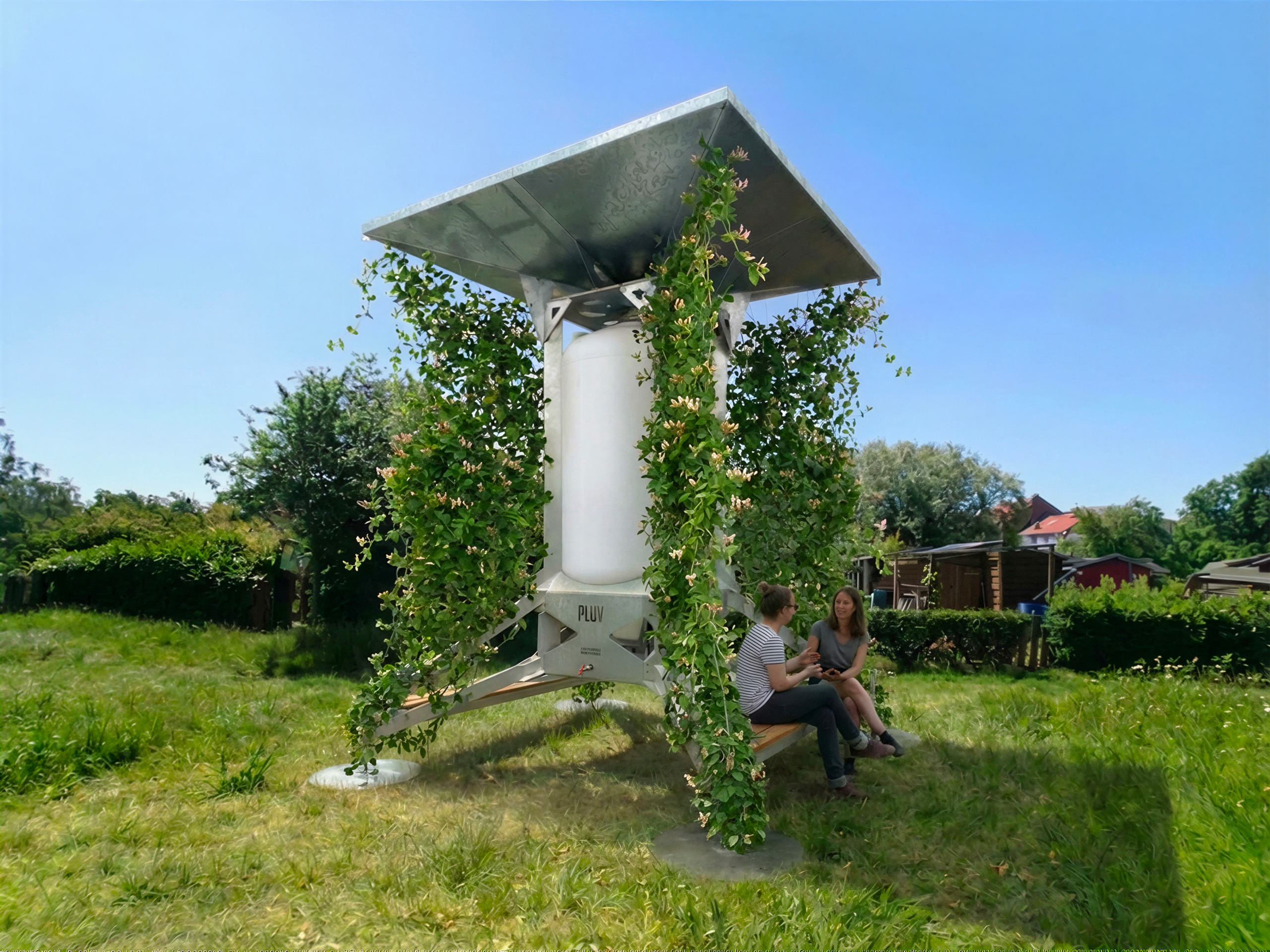 Réservoir d’eau pluviale PLUV 2000L végétalisé avec chèvrefeuille en jardin partagé