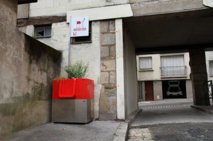Uritrottoir | Urban dry urinal installed in rue Montaudouine in Nantes