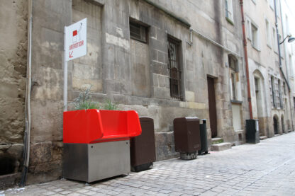 Uritrottoir | Urban dry urinal installed on rue de la Blèterie in Nantes
