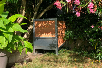 Composteur individuel Ekovore de 500 litres installé dans un jardin-potager