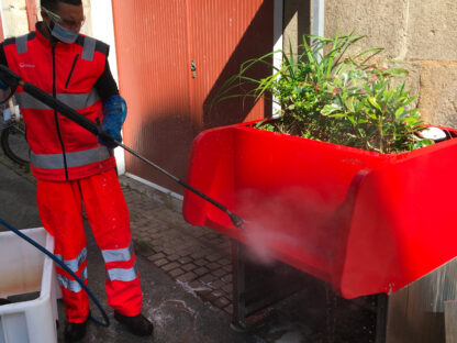 Cleaning technician cleaning a uritrottoir