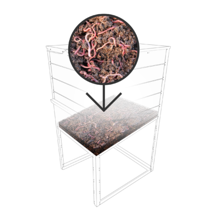 Composteur individuel Ekovore 500L illustrant à sa base une table d'ensemencement remplie des micro-organismes nécessaires à la bonne transformation des biodéchets en compost