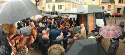 Inauguration du composteur collectif EKOVORE installé place Grégoire Bordillon à Angers dans le quartier de la Doutre. Les deux hayons du composteur sont ouverts.