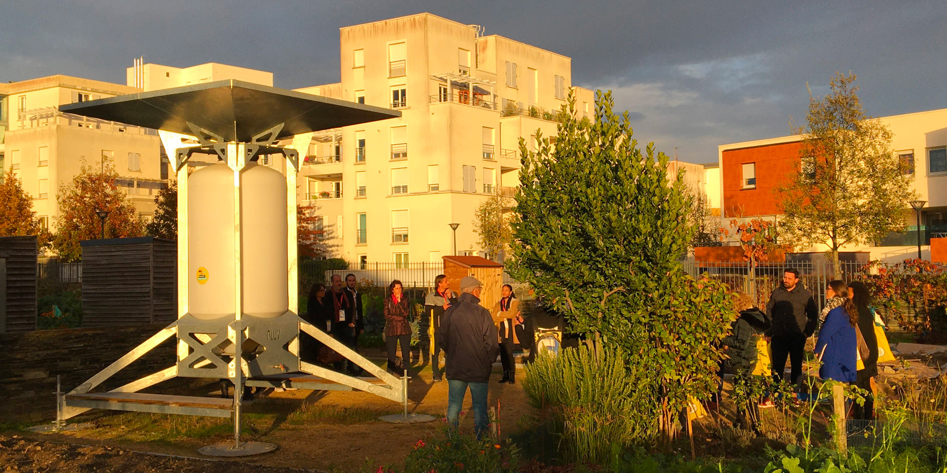 Présentation du fonctionnement de PLUV, collecteur-réservoir d'eau pluviale installé aux jardins partagés des Hauts de Saint Aubin à Angers, aux différents services techniques en charge des budgets participatifs en France