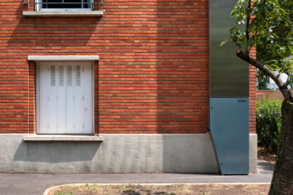 Reënstok is a rainwater storage column grafted onto the facade of a building on rue Louis Blanc in Paris.