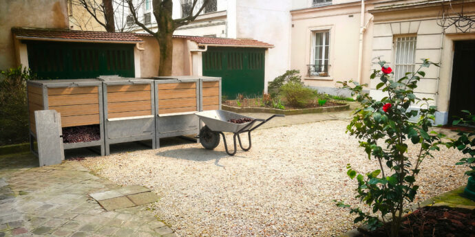 Composteur collectif modulaire Ekovore installé dans une cours d'immeuble en copropriété | Ce composteur est composé de 3 modules de 550L|110 et d'un module de 275L|110