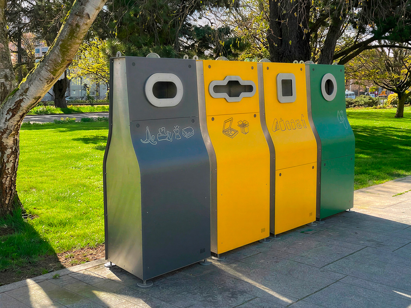 Collecteurs de tri hors-foyer BOB Classic pour verre, emballages et ordures ménagères dans l’espace public