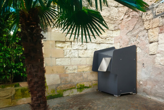 Uritrottoir Maxi installé dans un angle de rue à l’abri des regards