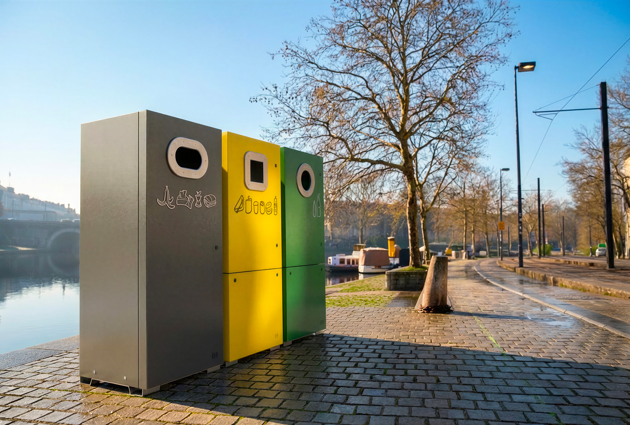 Trois containers BOB KUB de tri des déchets sur les quais de l’Erdre à Nantes : OMR, emballages et verre