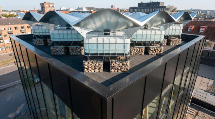 Rosiluv en toiture terrasse, collecteur-réservoir autonome de récupération d’eau pluviale intégré à une architecture écologique