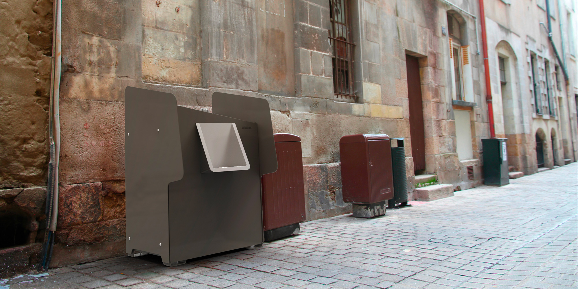 Uritrottoir Maxi installé dans une rue, équipé de deux pare-vues latéraux pour plus d’intimité, discret et compact