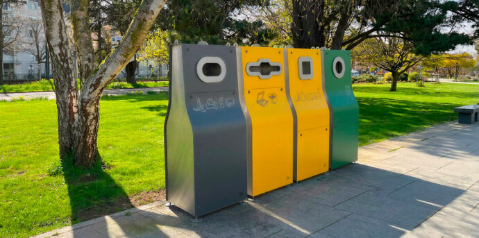 Collecteurs de tri hors-foyer BOB Classic pour verre, emballages et ordures ménagères dans l’espace public