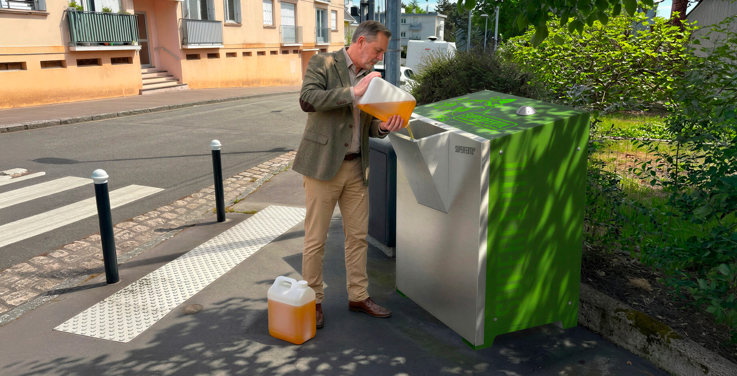 Citadin déposant ses urines dans une borne SUPERFERTIL avec deux bidons de 5 litres en ville