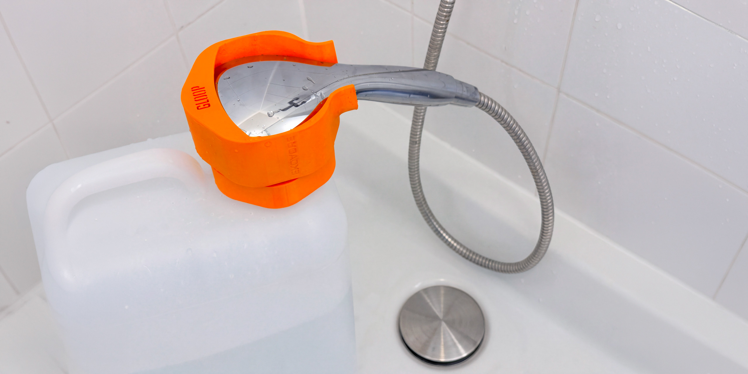 GLOOP récupère l’eau froide d’un pommeau de douche de 110 mm dans un bidon de 16 litres