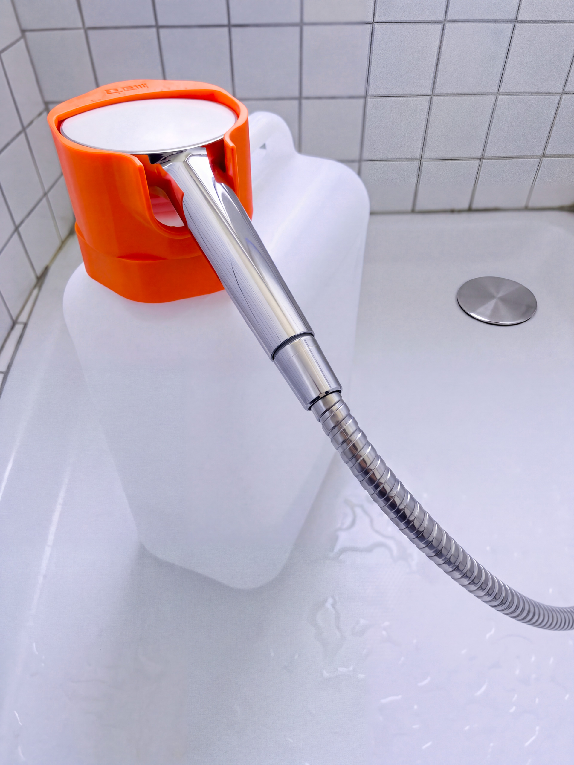 GLOOP 100 orienté pour maintenir un pommeau de douche et éviter de plier le flexible