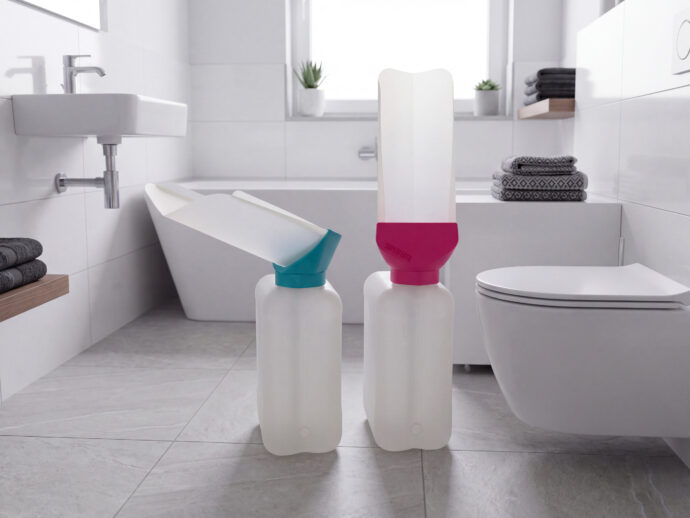 Urinoirs SUPERFERTIL Homme et Femme avec bidons de collecte dans une salle de bain