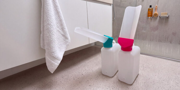 Urinoirs SUPERFERTIL Homme et Femme mobiles dans une salle de bain