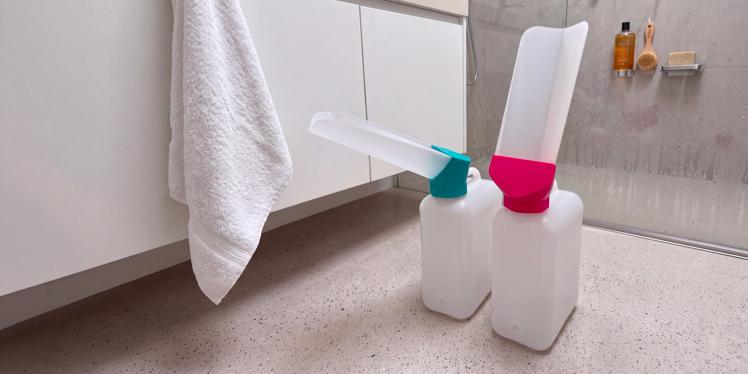 Urinoirs SUPERFERTIL Homme et Femme mobiles dans une salle de bain